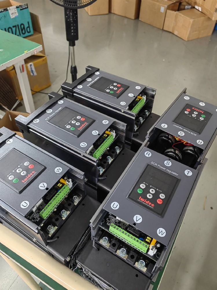 智能温度控制器是怎样控制电力调解器的？？？？？？