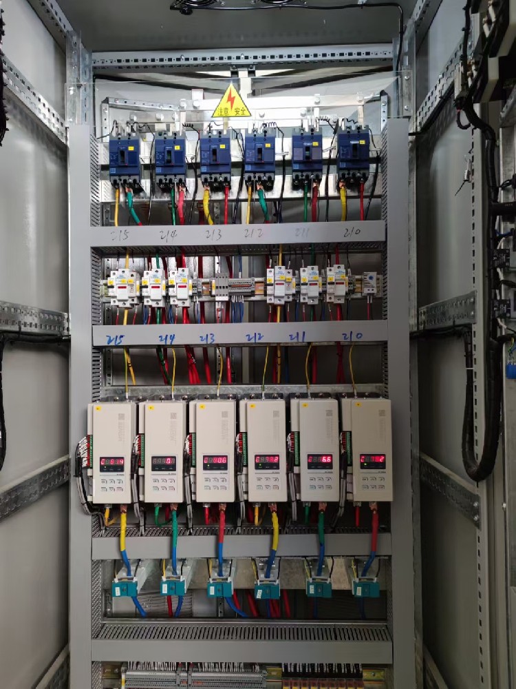 在电力调解器设计中，，，，，如那里置电源颤抖和电网脉动的影响？？？