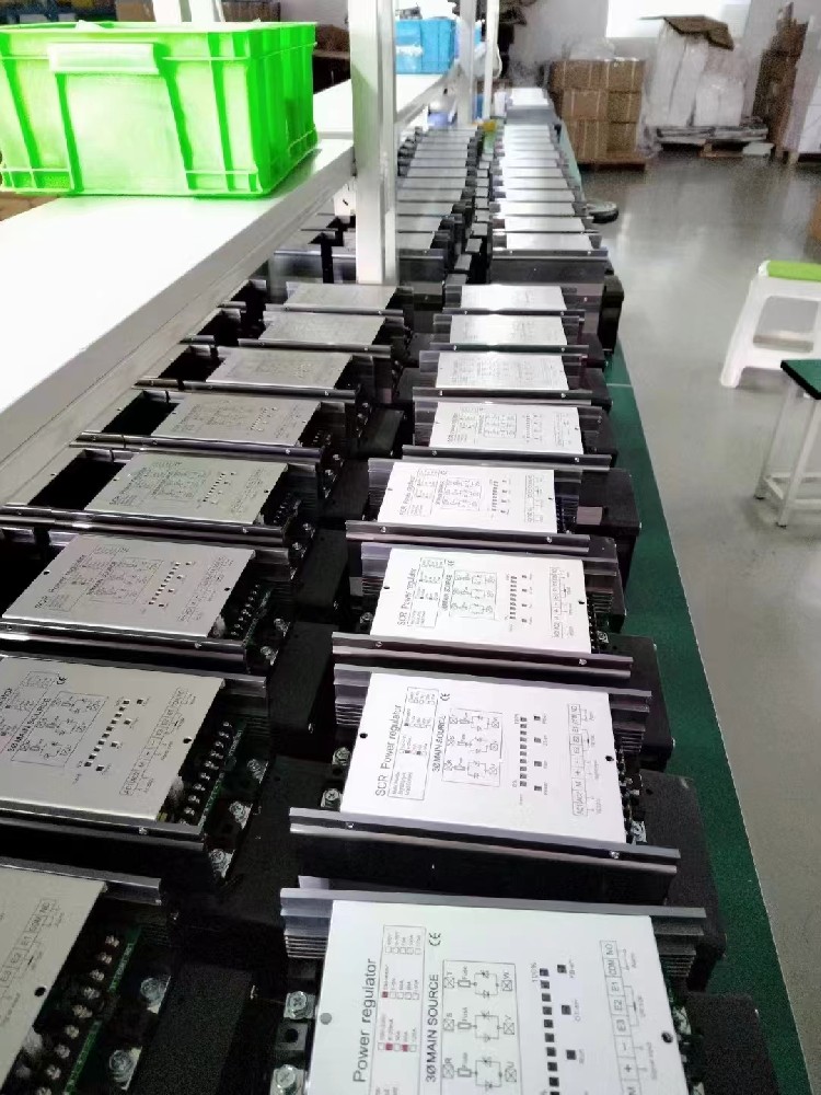 电力调解器的自顺应控制战略是怎样应对情形转变和参数不确定性的？？？？？