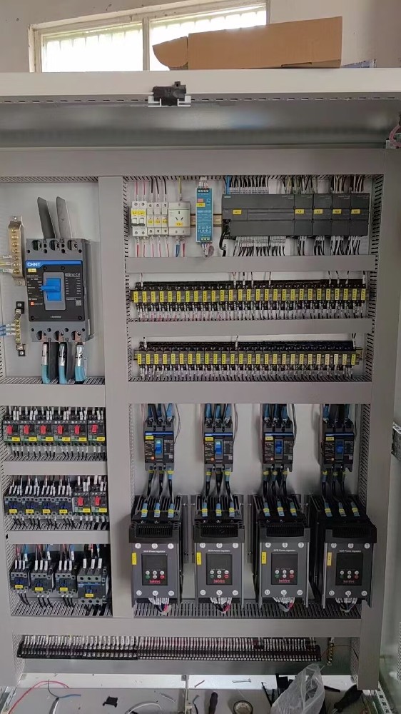 关于高精度的装备（如细密仪器、医疗装备）供电，，，电力调解器能否知足其对电压和频率稳固性的要求？？？