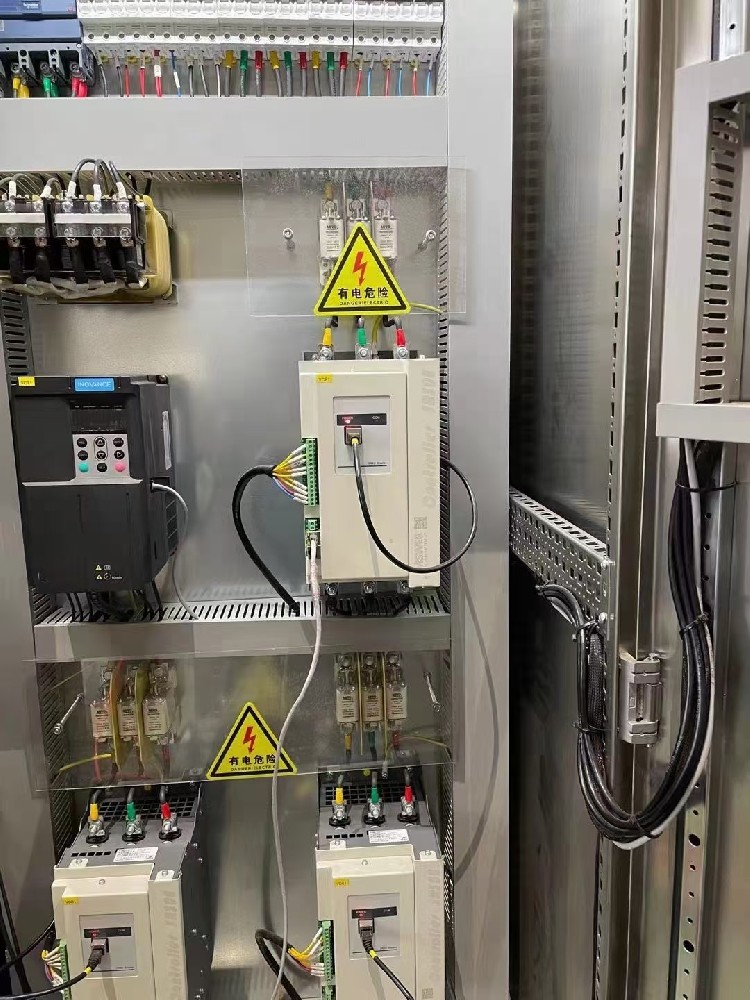 在医疗装备中使用电力调解器，，，，需要重点关注哪些特殊的清静标准？？